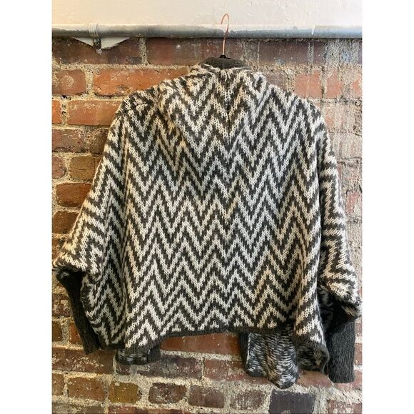 WOODEN SHIPS by Paula Buendia • Charcoal Gray/Cream White Zigzag Knit Shawl Wrap - Picture 3 of 6